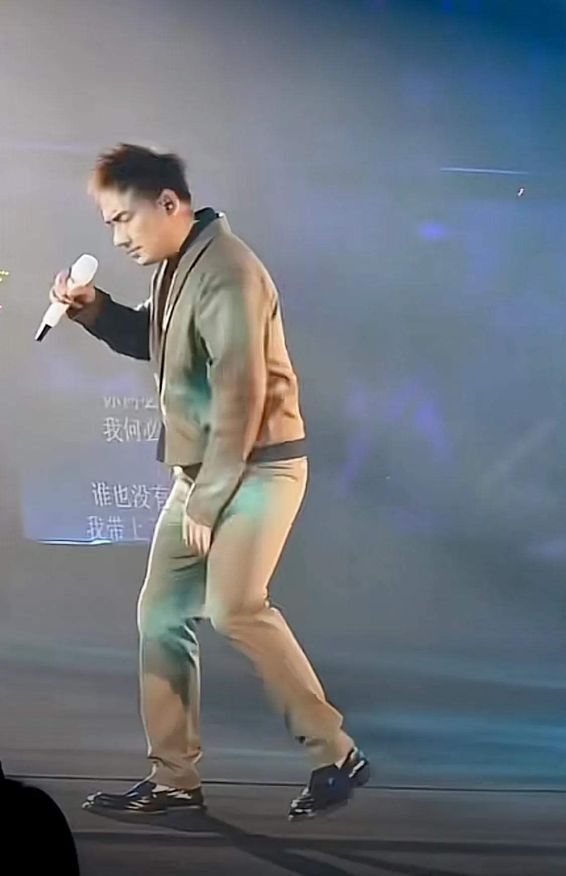 瘦了50多斤，前后对比，方知财气最养人。
网友们说之前像肥胖的大堂经理，现在像一