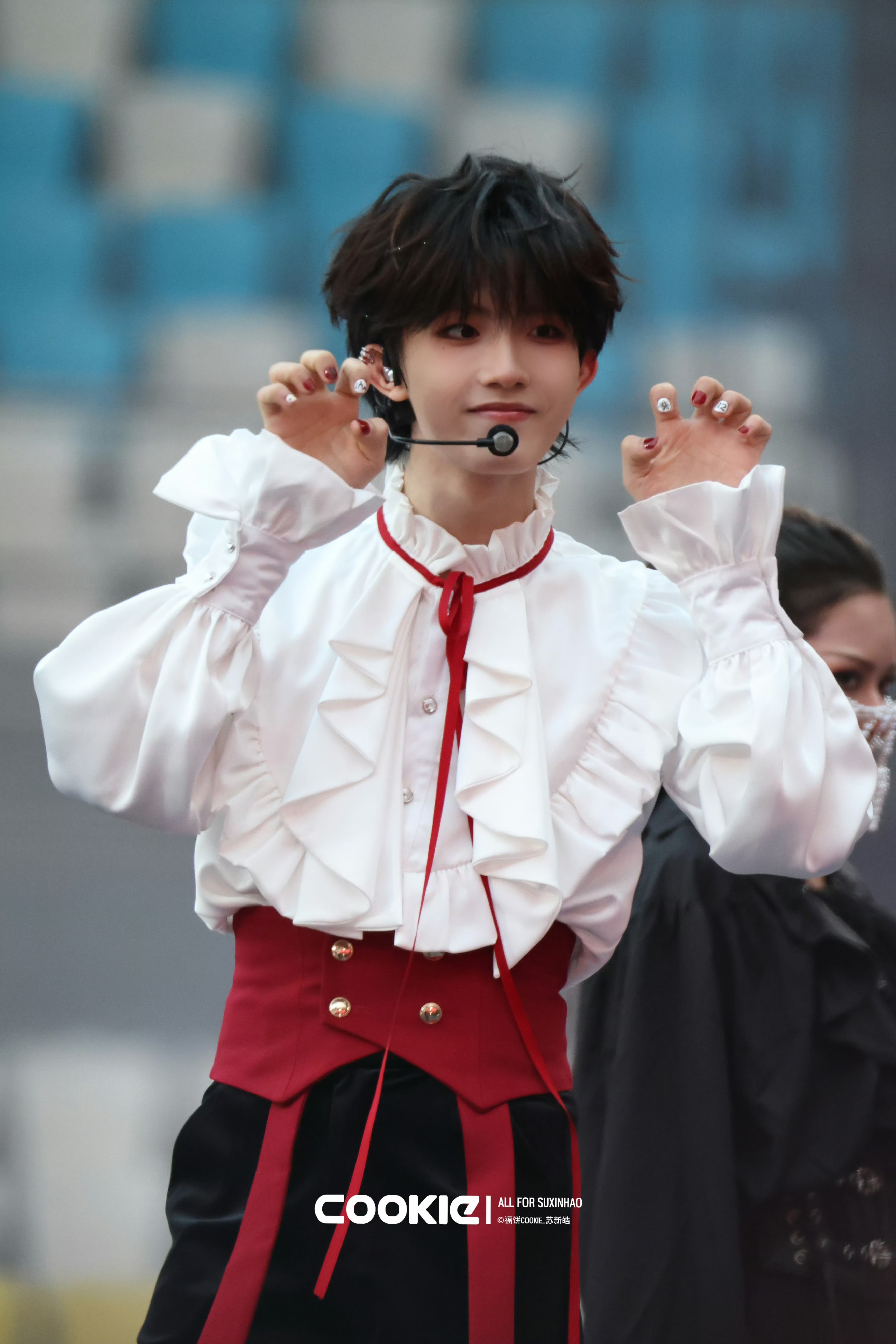 苏新皓小雏菊美甲 小雏菊美甲舞台上超显眼✨红白色让指尖更有存在感，小雏菊图案一露