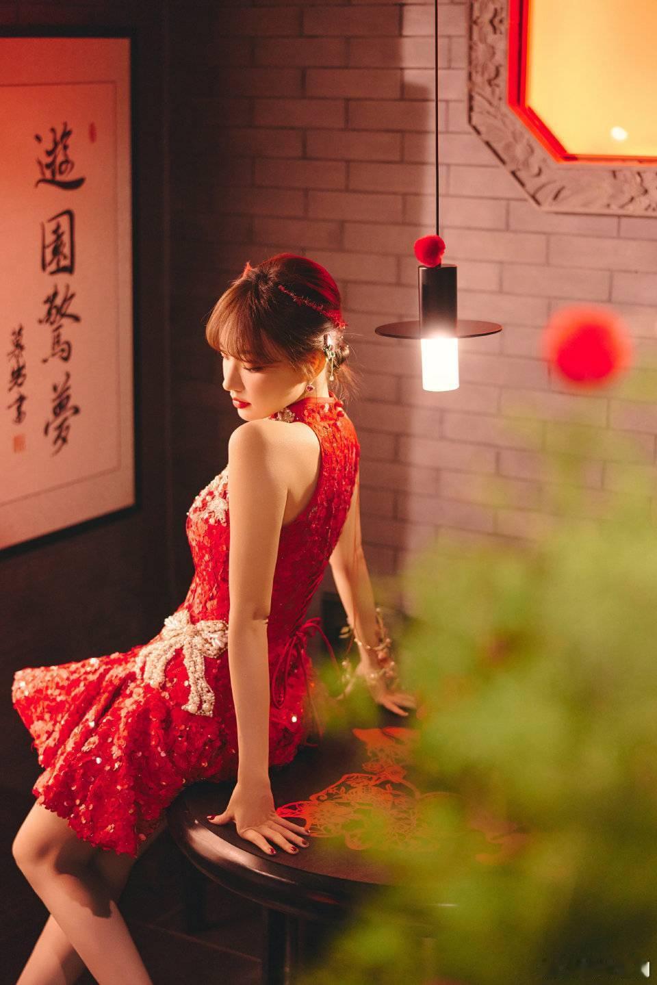 程潇美得像个年画娃娃  谁能拒绝一个像年画娃娃一样可爱的程潇呢？这亮片红裙造型，
