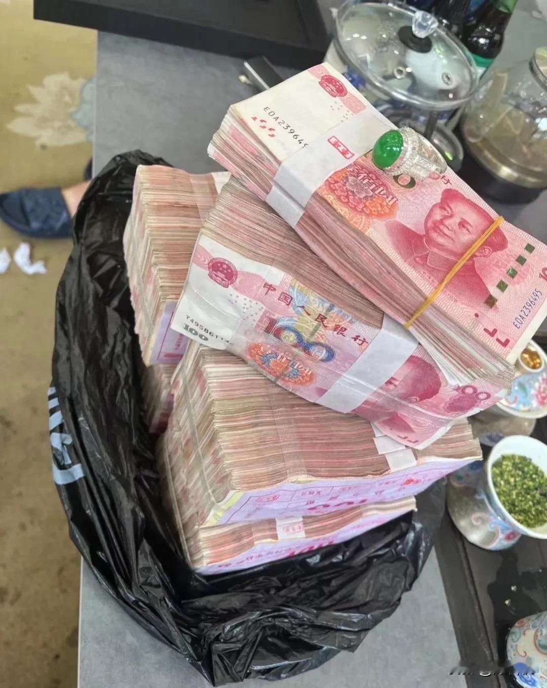 开眼了！今天财务跟老板去收款！财务说这个翡翠扳指抵了大钱，现在老板还没估价，听说