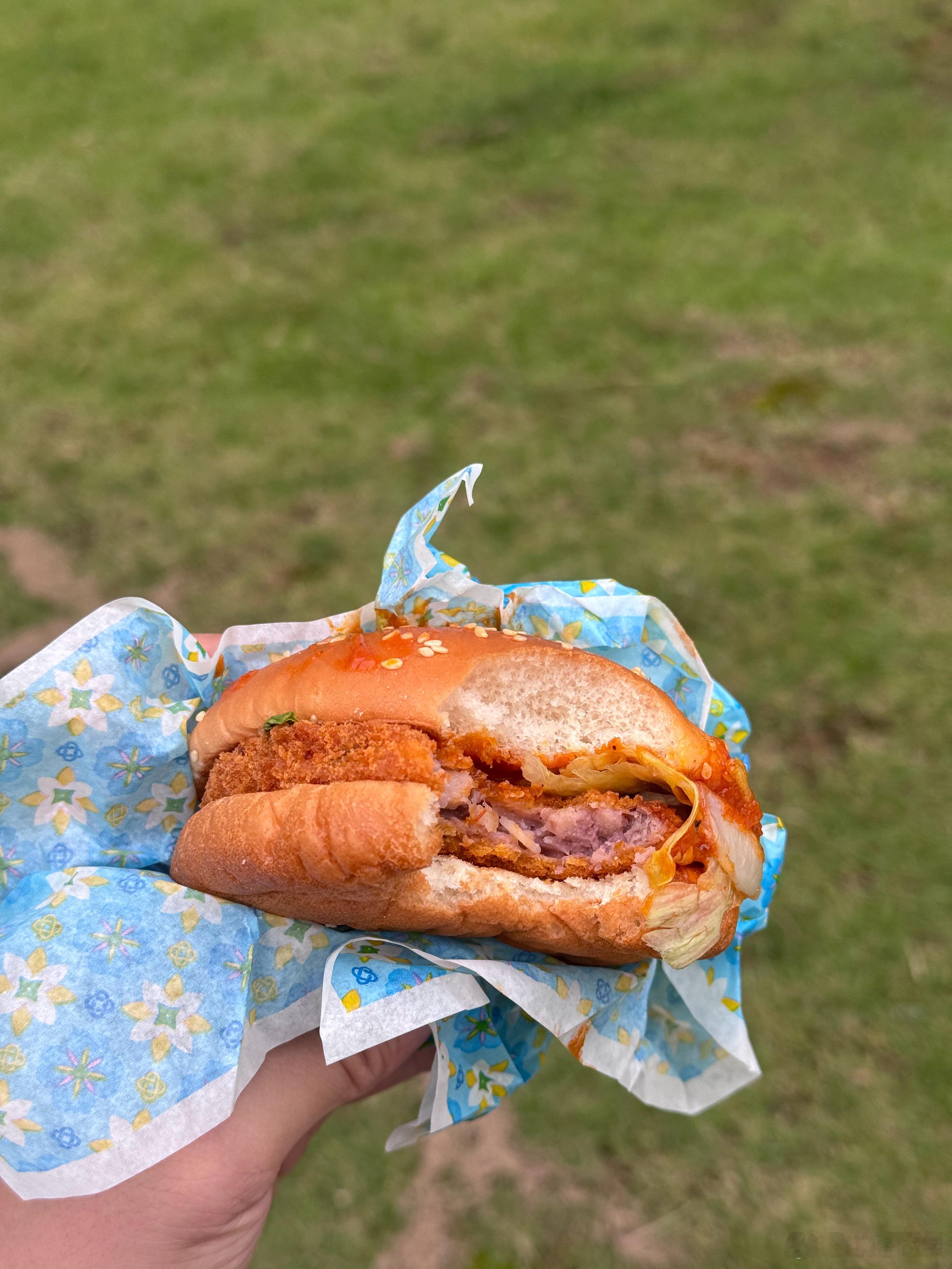 试了麦门新品，真的有鱿鱼粒！满满海鲜味，好吃的，这个酱也是亮点，只不过下次我再吃