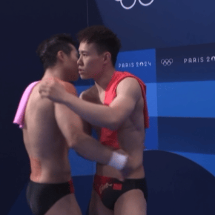 不是王宗源你怎么又埋人脖子里了🤣#男子跳水3米板决赛# #王宗源银牌# ​​​