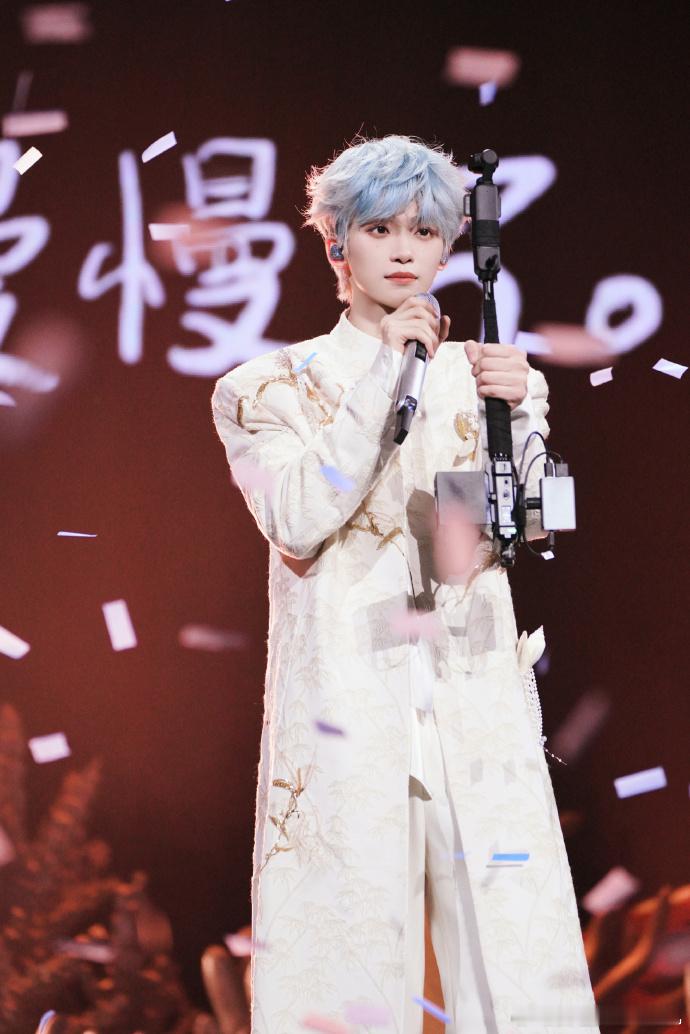 梓渝演唱会南京站圆满收官梓渝用音乐赋予色彩梓渝演唱会南京站圆满收官，梓渝用音乐赋