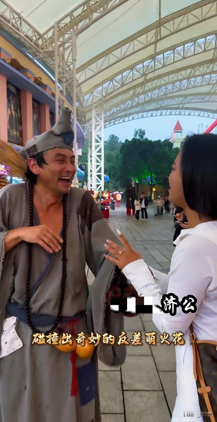 山东小伙扮演济公真的太像了，
每天在景区拿着破扇子，
穿着破袈裟晃晃悠悠，
和没