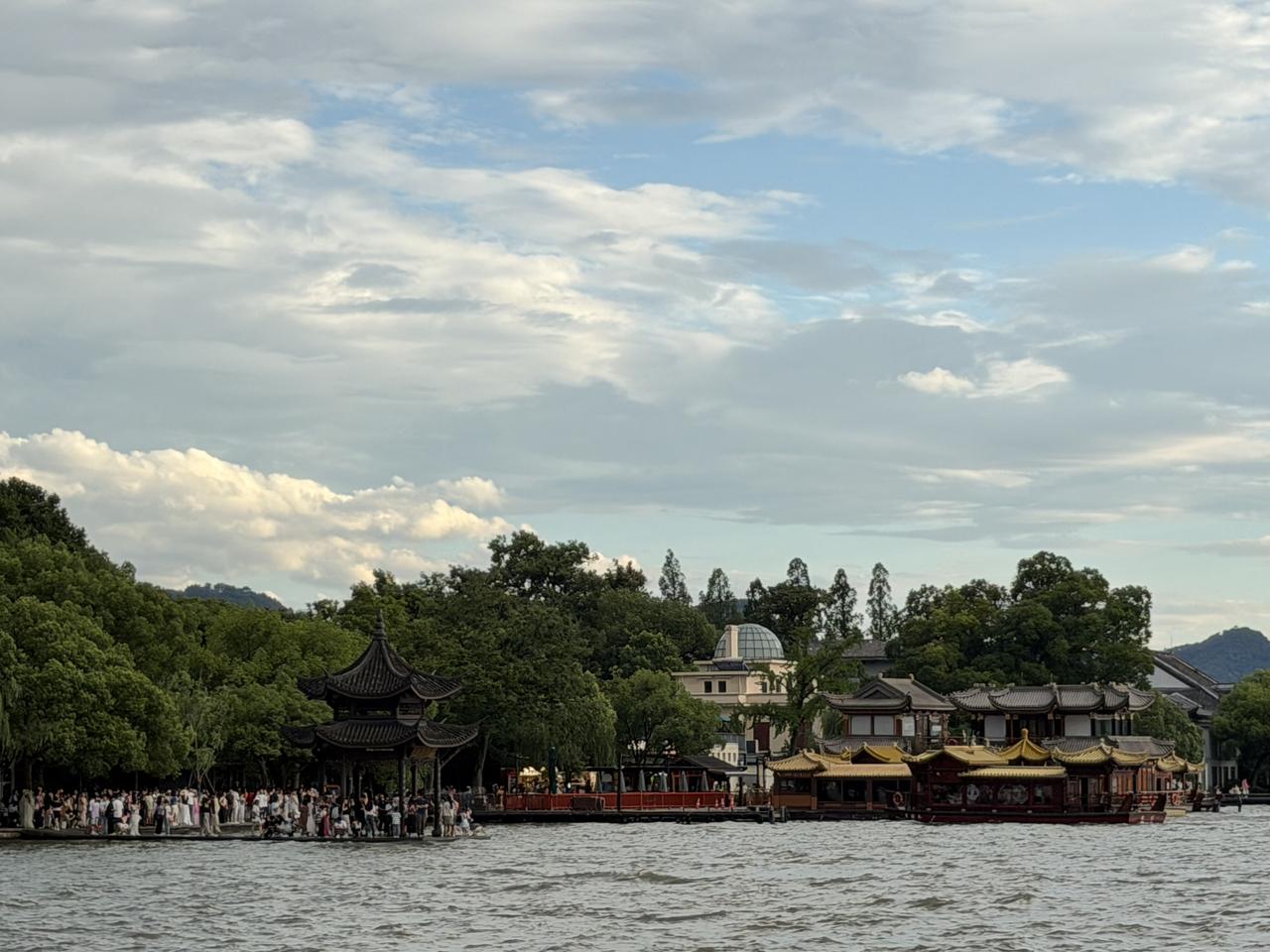今天的西湖

天热人挤。