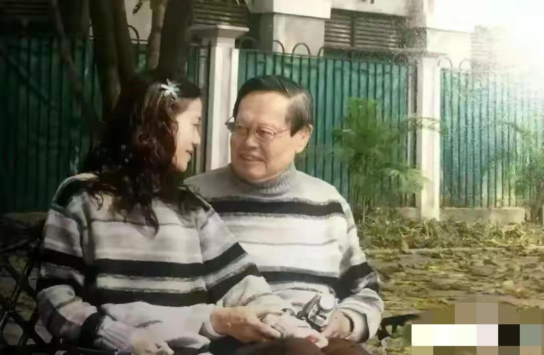 原来爱情并不能让人长久相伴，而崇拜却能让一个女人死心塌地。

无儿无女的翁帆真不