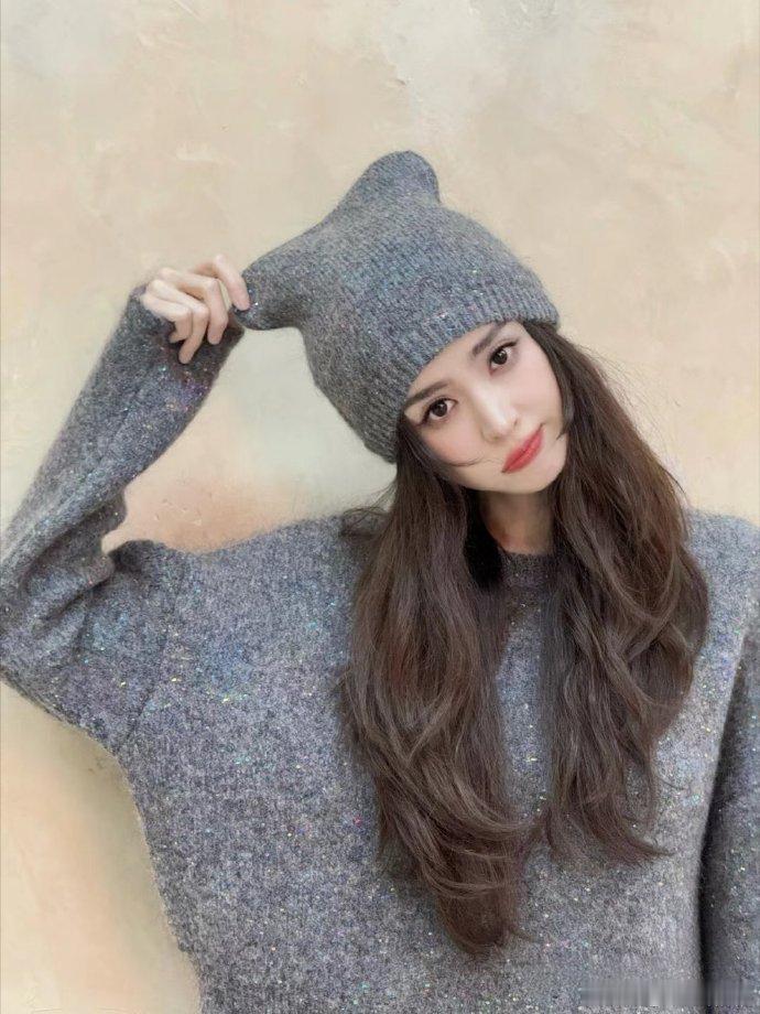 娜扎要穿厚厚的哦 娜扎在寒冷天气里提醒大家添衣，这细节太戳人了。咱穿上厚衣服，和