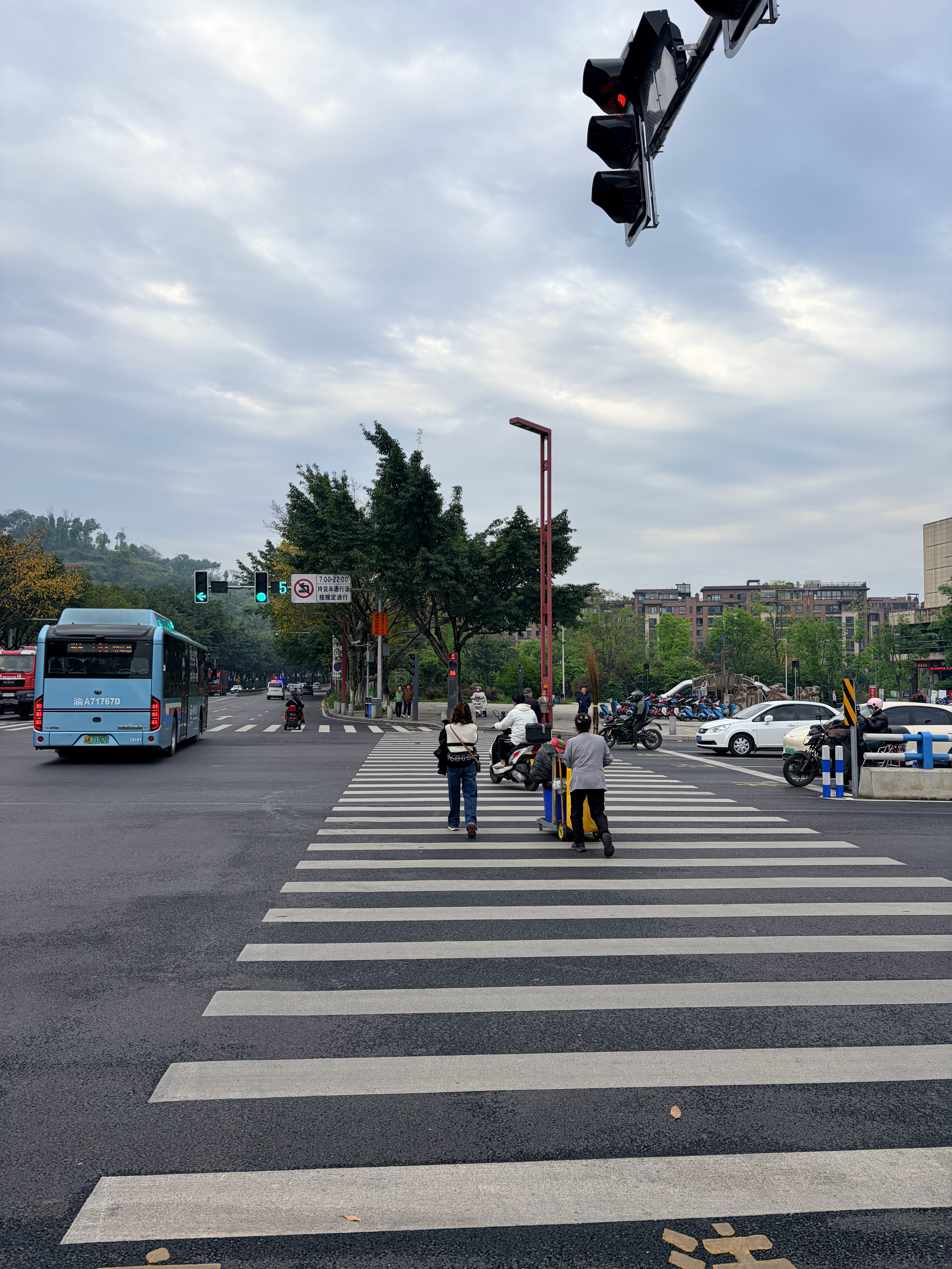 很多人过斑马线的指令不是红绿灯，是旁边的人。