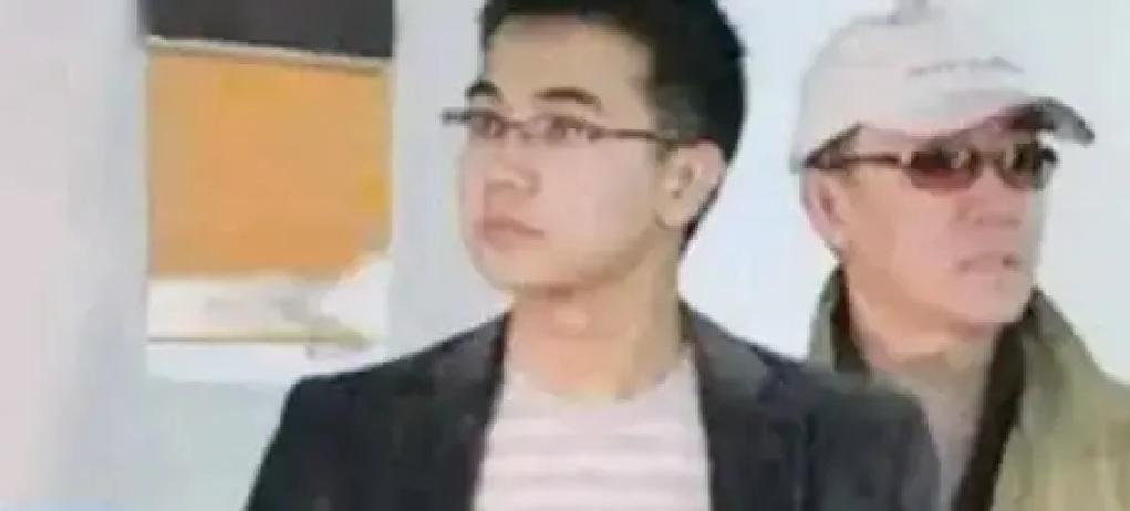 李小珂，40岁，不结婚，不恋爱，不跟同事提他爸是谁。但他爸是那个全国人民都认识、
