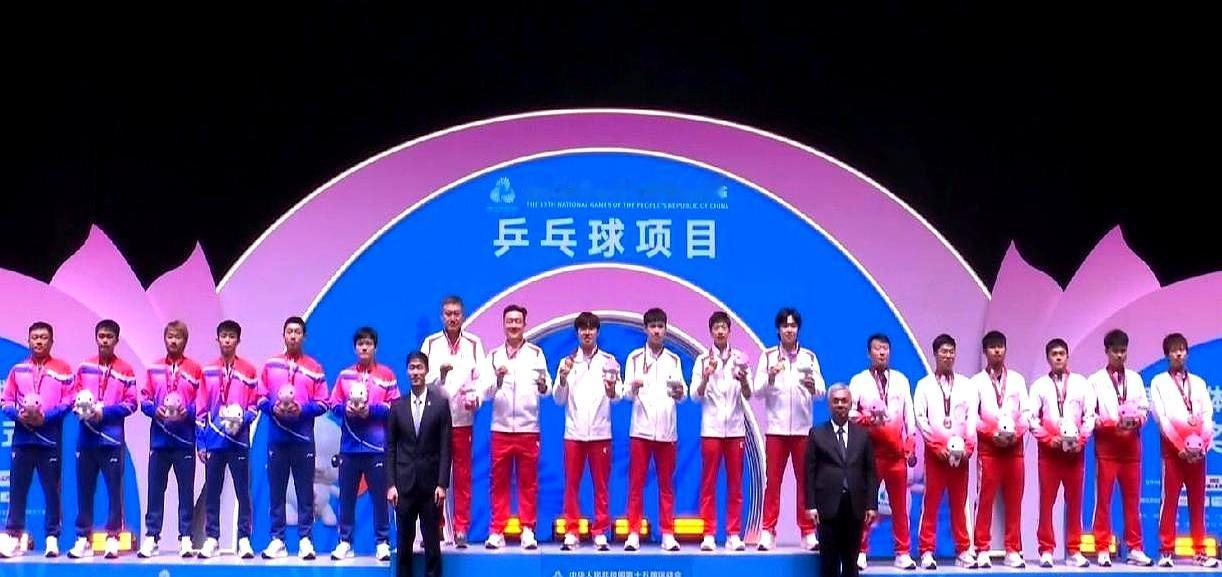 男团颁奖典礼，最开心的是马龙。
 

龙队这老将终于圆梦，这份开心是熬出来的。就