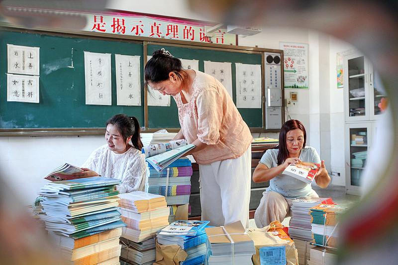 92%的在岗班主任不愿续任，有人把诊断书拍在校长桌上，只为推掉任命。老中青三代在