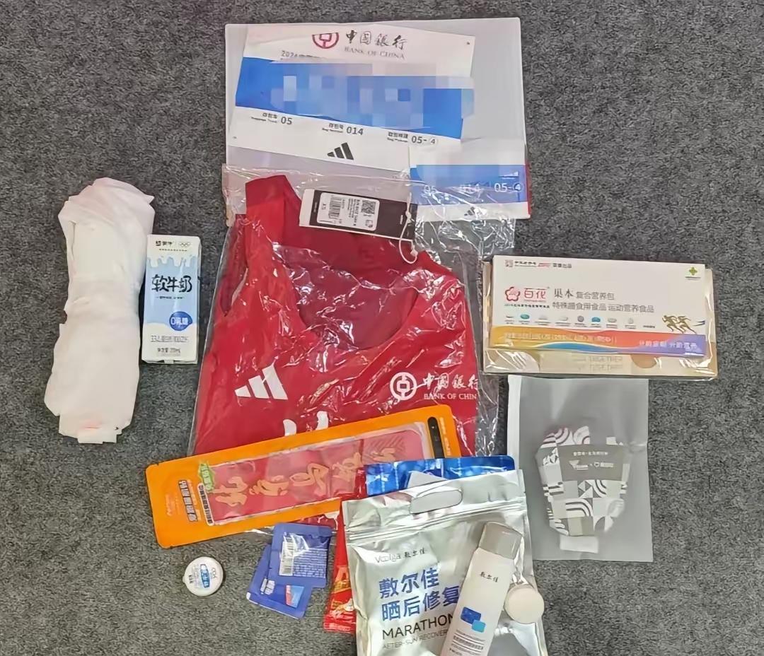 哈哈，参加马拉松比赛的人喜欢晒参赛包。看看同一天（10月18号）北京和西安马拉松