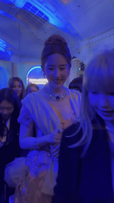 #刘亦菲给小朋友飞吻好温柔##刘亦菲差一点就要纠正叫阿姨# “刘亦菲姐姐，爱你”