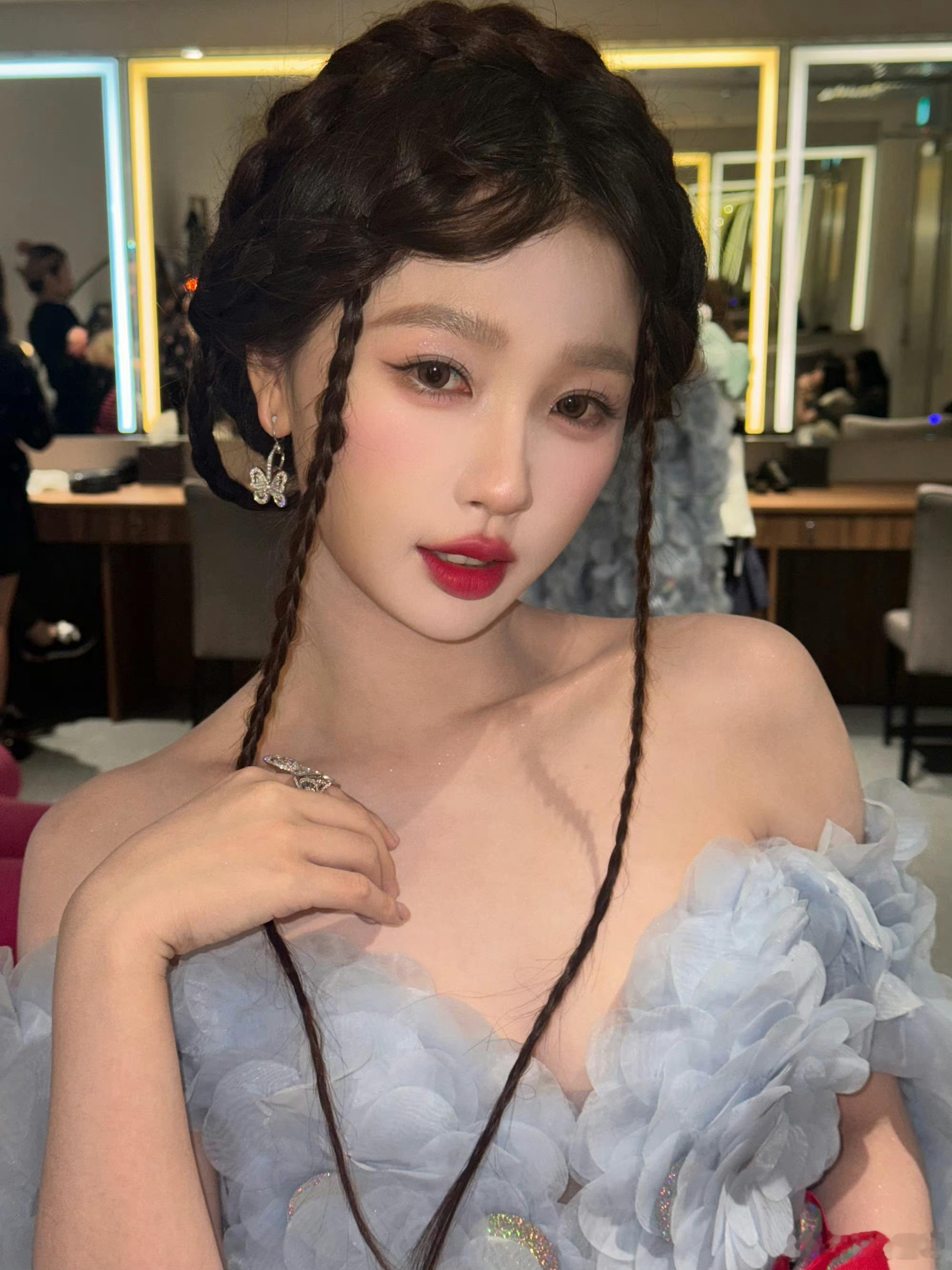 看这个眼睛美的像银河一样的虞书欣，她的眼里波光粼粼，温柔如水！ ​​​