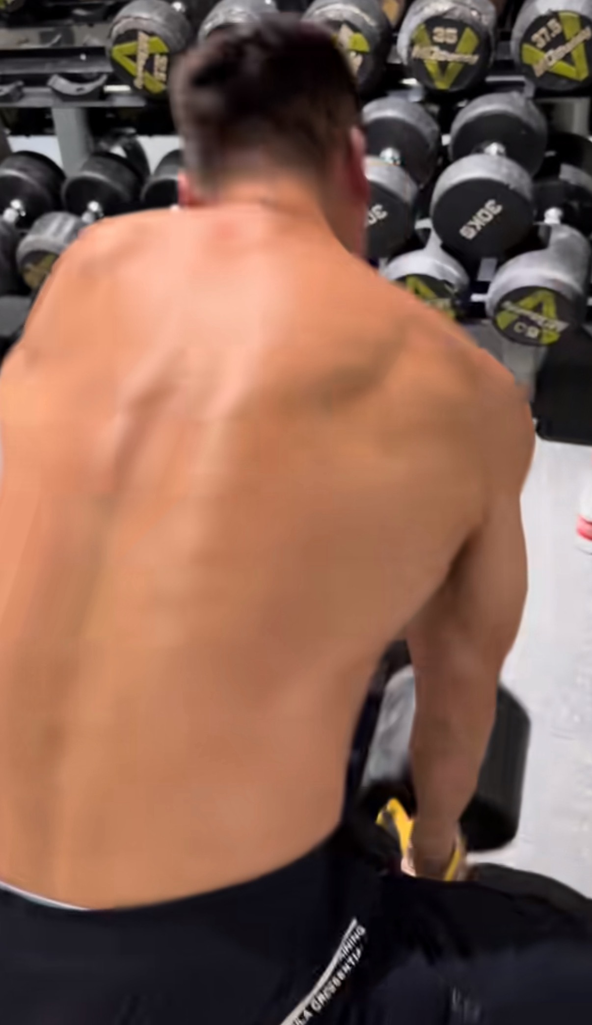 抖音现在疯狂给我推 健身你们看看，这个猛不猛？ 