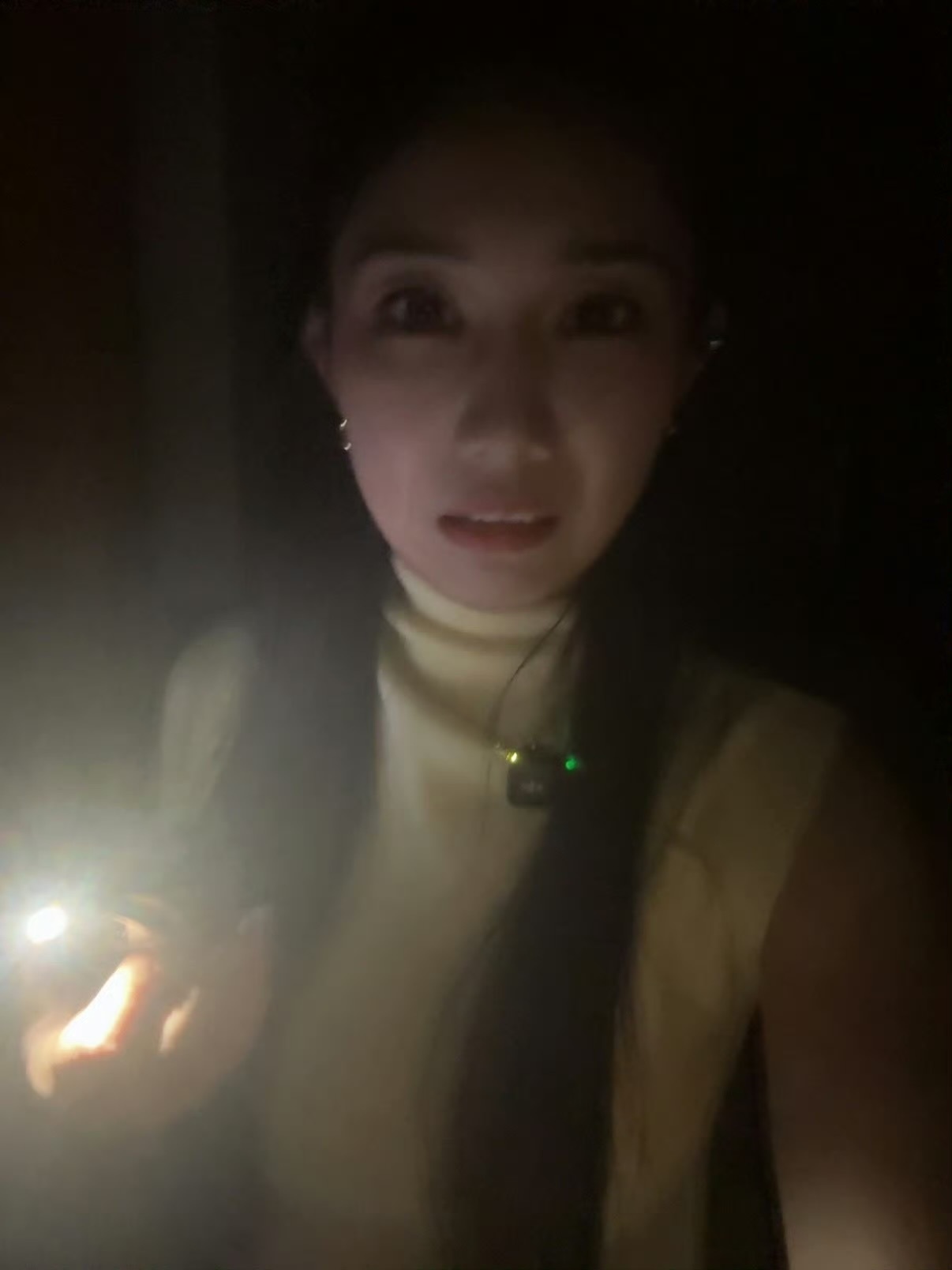 女子住酒店发现装饰画后是门话说，我经常出差住酒店住到那种套房改的房间就是屋里有一