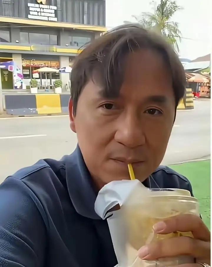 他像谁？有没有一瞬间看愣了！
这位大哥街头喝饮品，这五官神态，也太像一位明星了吧