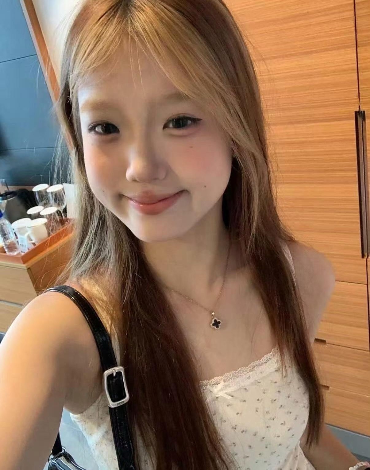 说实话，还是喜欢钟丽缇二女儿Jaden以前的样子。以前她画的是韩式清透妆，看起来