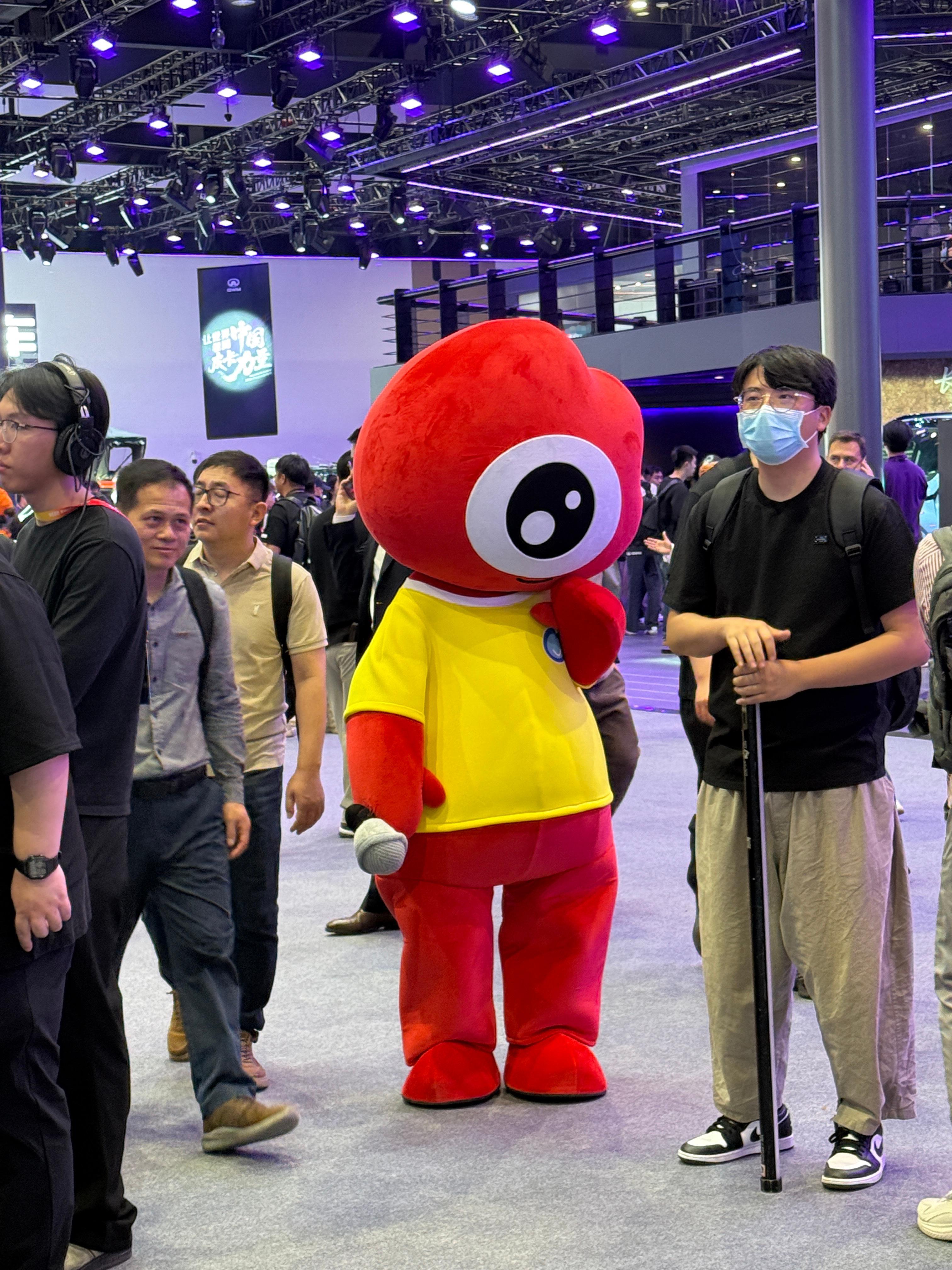 这次车展还碰到了神秘小QQ和咱们大眼仔…萌之！！北京车展潮这看2026北京车展