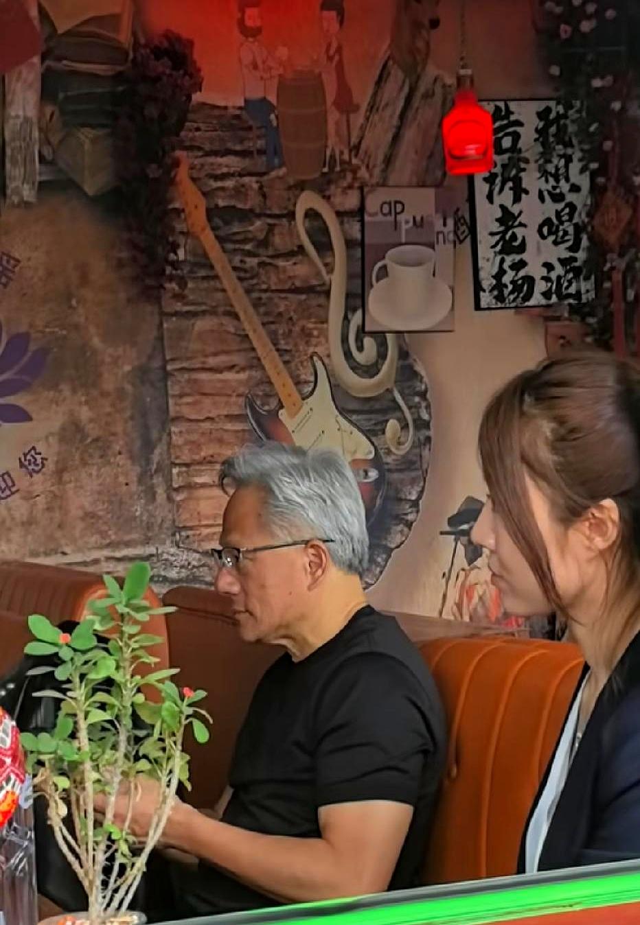 黄仁勋这趟中国行，没想到先火的不是行程本身，而是他身边那位女助理。
有网友拍到，