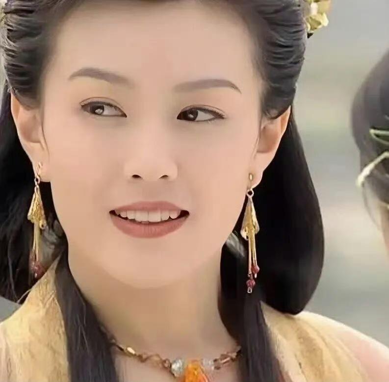 又一个美女明星被圈外富商老公坑了的。

朱晏曾出演过《倩女幽魂》《康熙王朝》等经