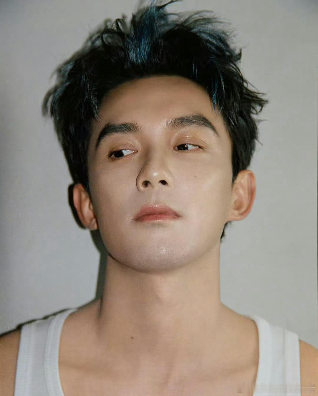 吴磊Ins更新九宫格 特别有故事感的一张脸！阳光～治愈～少年感十足是超级有魅力的