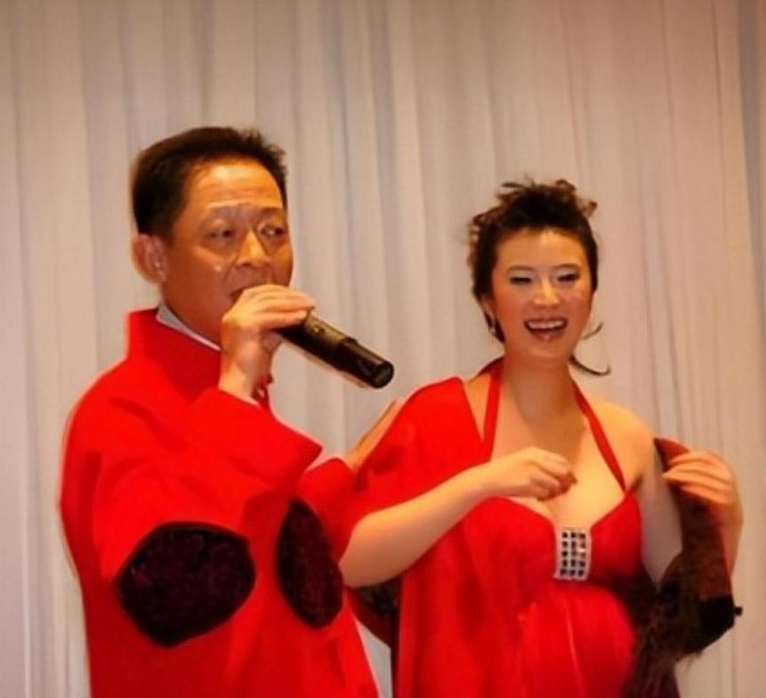 2008年，女富婆陈坚红迷上了王志文，她抛出一个无法拒绝的条件，“我五亿身家，年