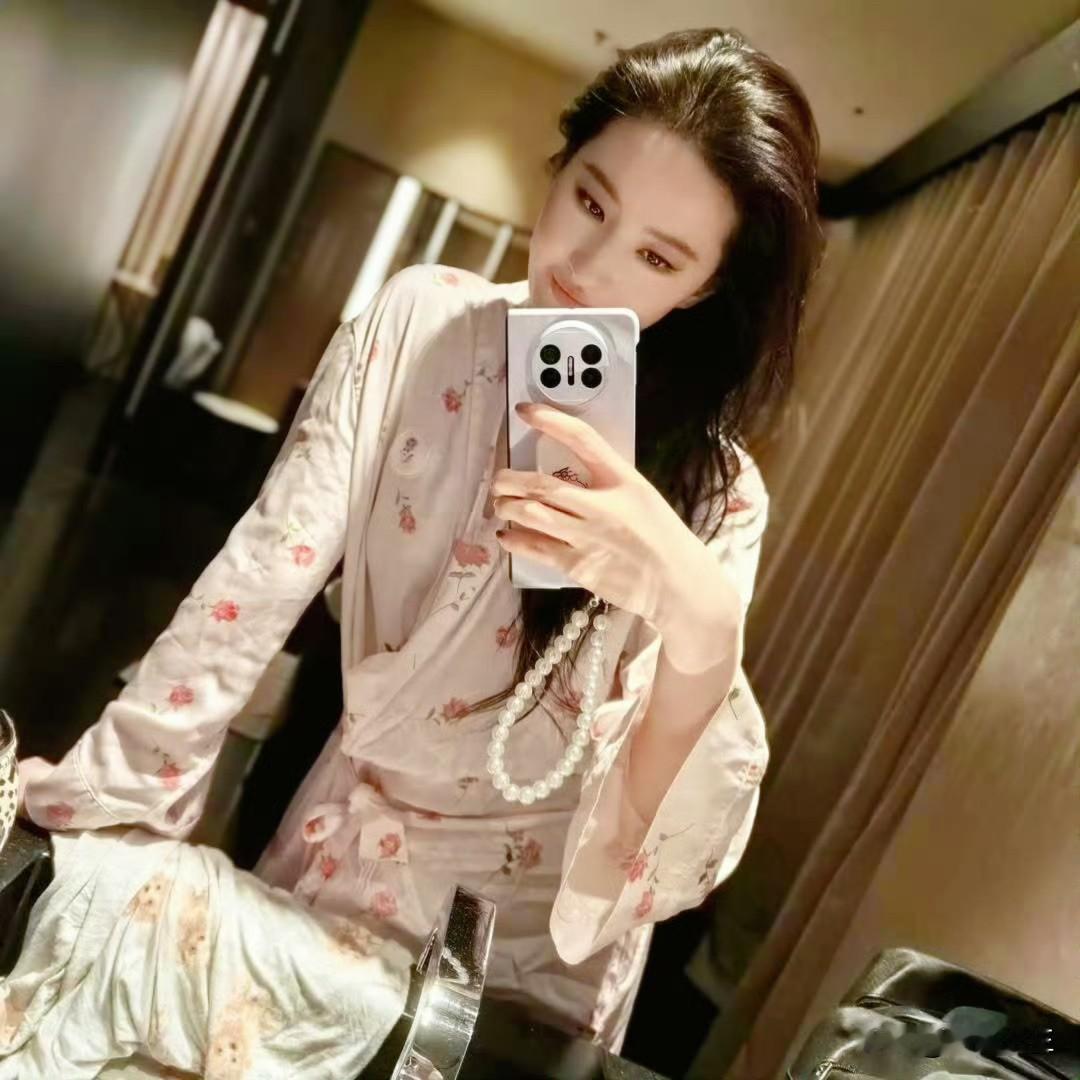 刘亦菲
深夜惊喜
美女在家都这么美啊