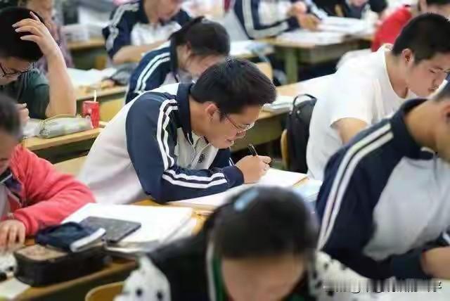 真正从相差不大到天上地下的阶段，不是进入初二或者初三，而是从中考后到高一入学。