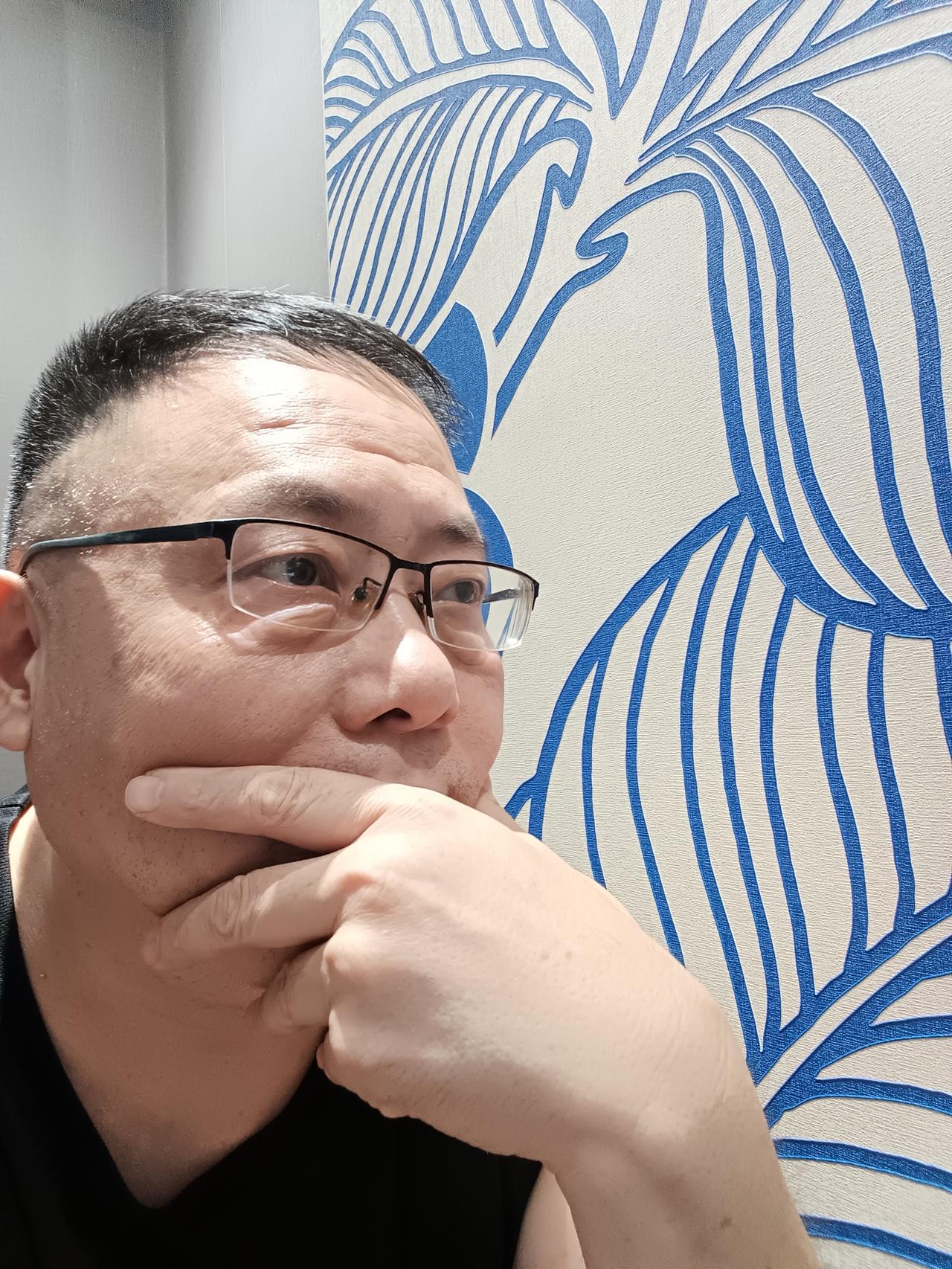昨天看到一个消息，说相声演员岳云鹏打羽毛球一下瘦了40斤。

一看照片，变成了一