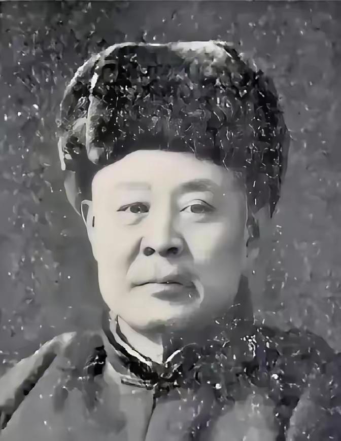 1945年日本战败后，“伪满将军”张海鹏害怕极了，为求自保，他偷偷地从长春逃了出