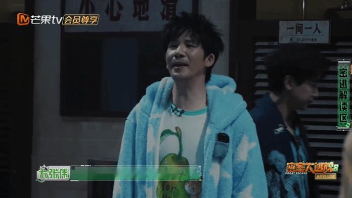 张真源力证袜子没味 密室大逃脱 偶像包袱彻底丢一边，为证明袜子无味，张真源亲自闻