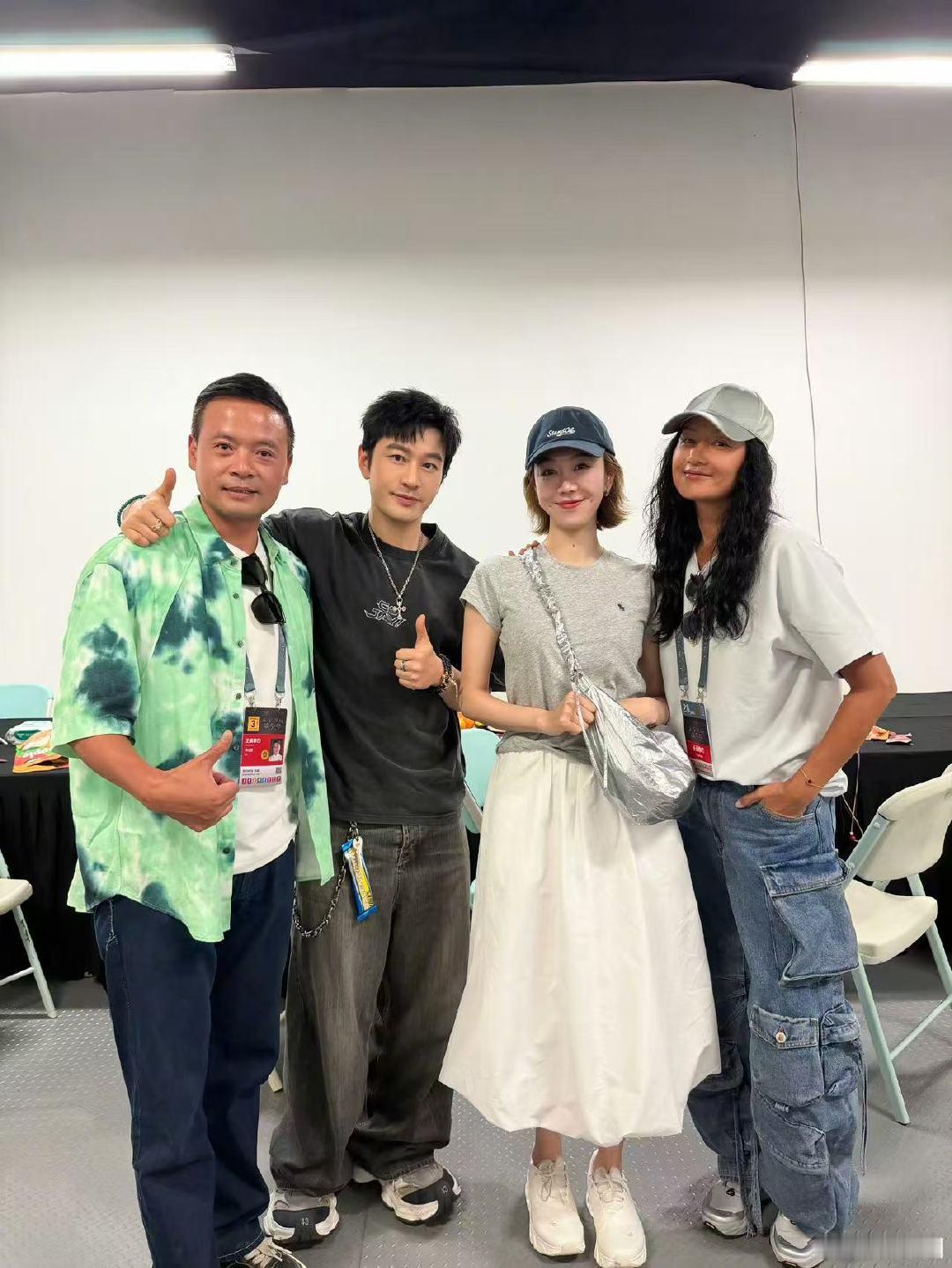 黄晓明晒周杰伦演唱会合照黄晓明晒中餐厅团建合照 团建合照🈶 