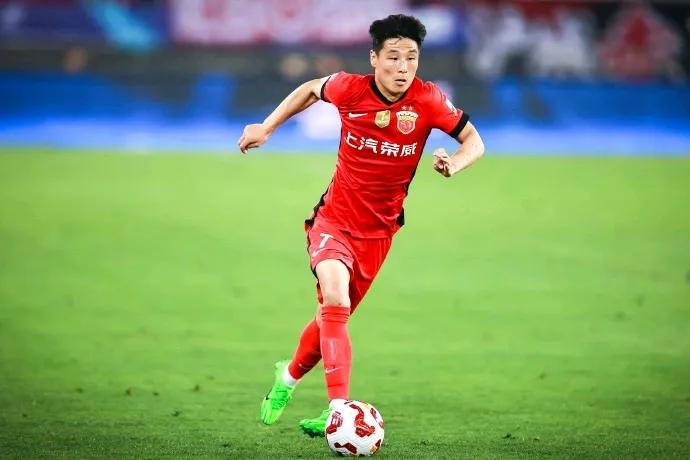 替补上场！国脚武磊时隔近一年重返赛场！
在今天的一场超级杯比赛中，上赛季的中超冠