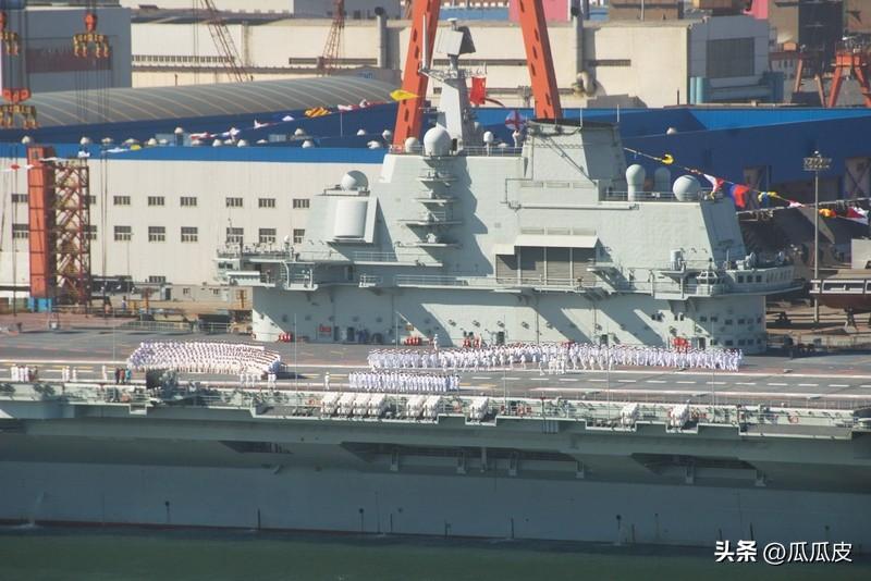 航母优势可太多了。首先，它是海上移动的机场，能搭载大量舰载机。像美国的尼米兹级航