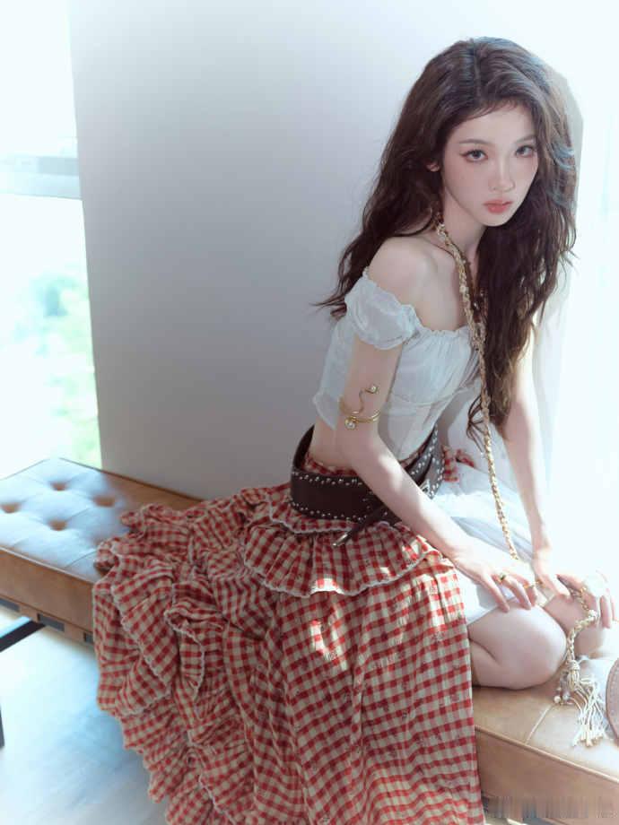 张淼怡青岛音乐节造型 这次音乐节，张淼怡的造型太出色了，波浪披肩卷发搭配红白格子