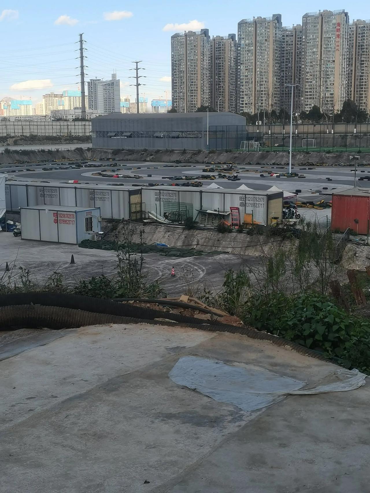 百集龙滇池一公里这个二期的位置挖了一个深坑，现在已经做了硬化租出去的给人开无人机