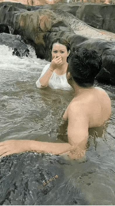 一男一女游泳，约好水下憋气比赛，憋久为胜。比赛开始，男子假装低头入水，然后迅速抬
