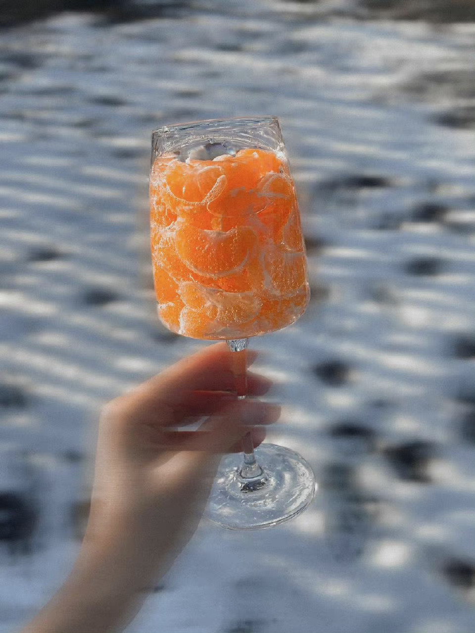 你剥开一个很酸的橘子，而感到后悔了，可对于橘子来说那是它的一切。—— 许廷铿《最