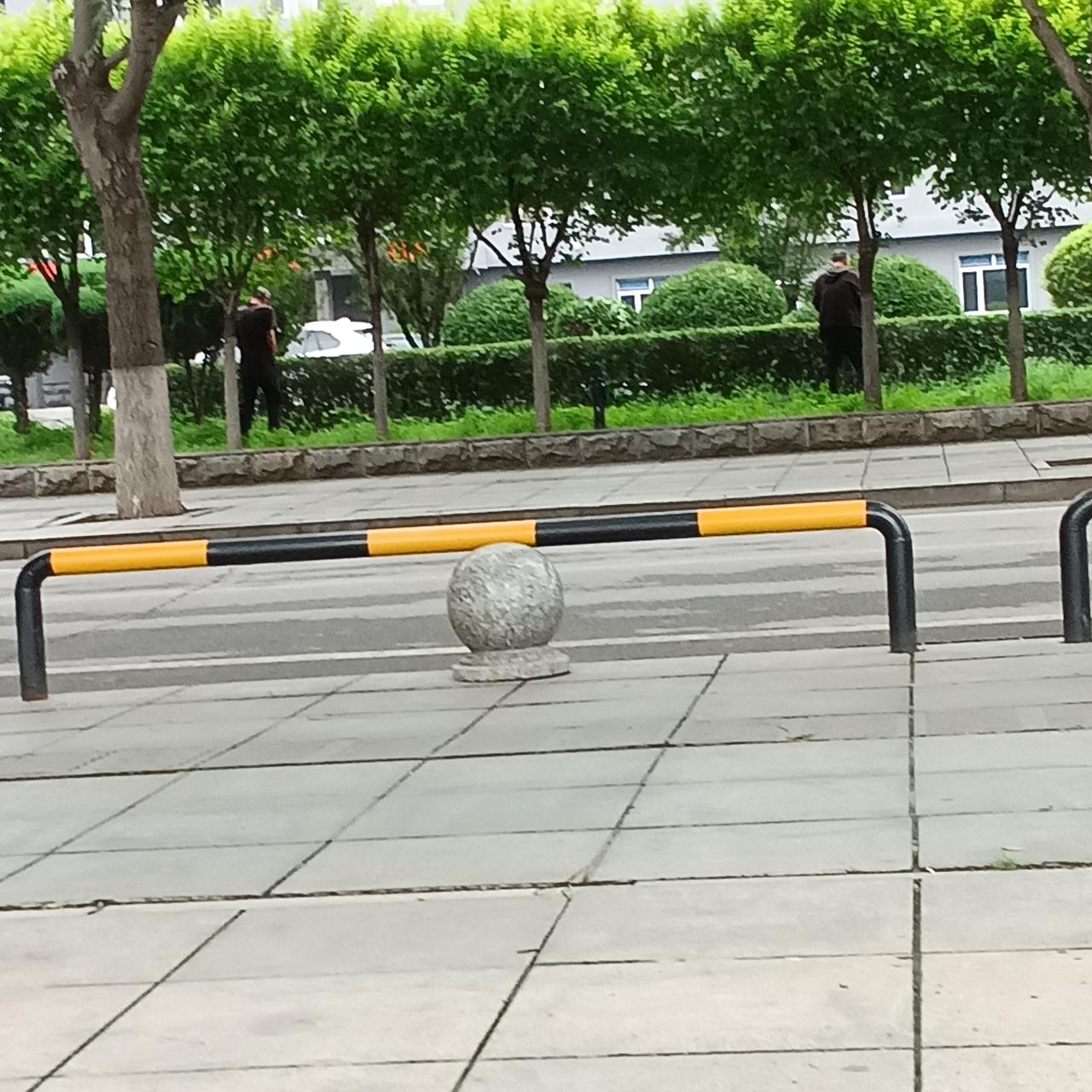 今日遇见:城市绿化带如厕，行为是该谴责

上午9点，应约来到我们的市民广场等待老