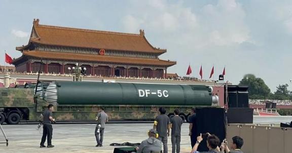 一位美国华人曾表示，中国阅兵展示的武器装备，都是10年前的技术，阅兵结束之后，网