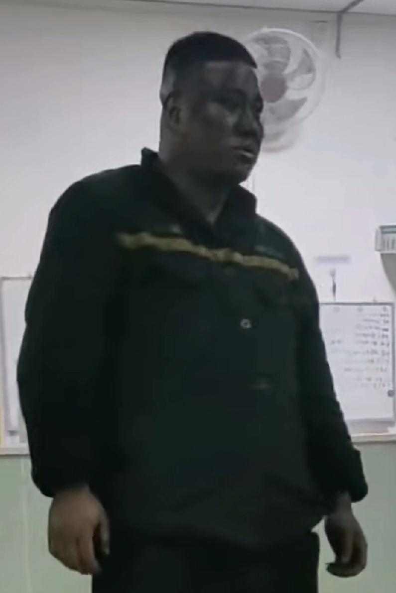 做煤矿工作的丈夫顾不得洗掉满脸的灰碳，得知妻子进了产房慌忙赶到医院，在产房外焦急