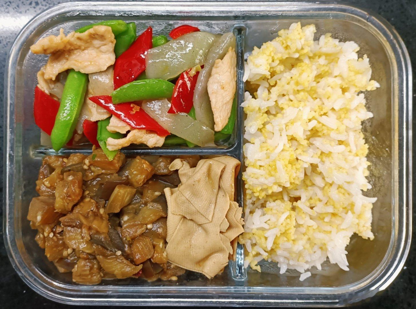 #儿子的午餐##这个问题吃什么# 二米饭，烧茄子，甜豆魔芋辣椒通脊肉片，卤豆腐皮