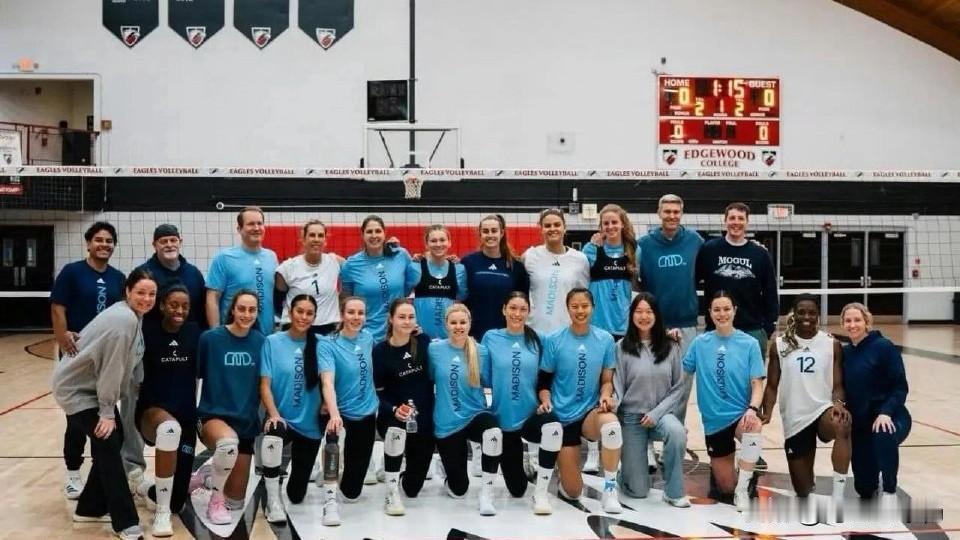 近日，“Great speech！”美国女排联赛的训练场上，欢呼声此起彼伏。中国