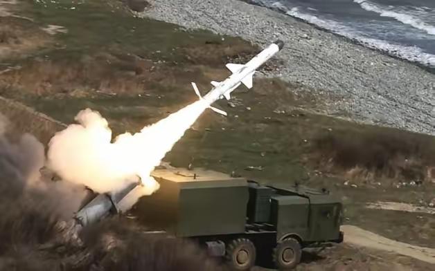 俄罗斯的导弹连炸了四年，但乌克兰的高层依旧照常开会、做直播、正常上班。直到这时，