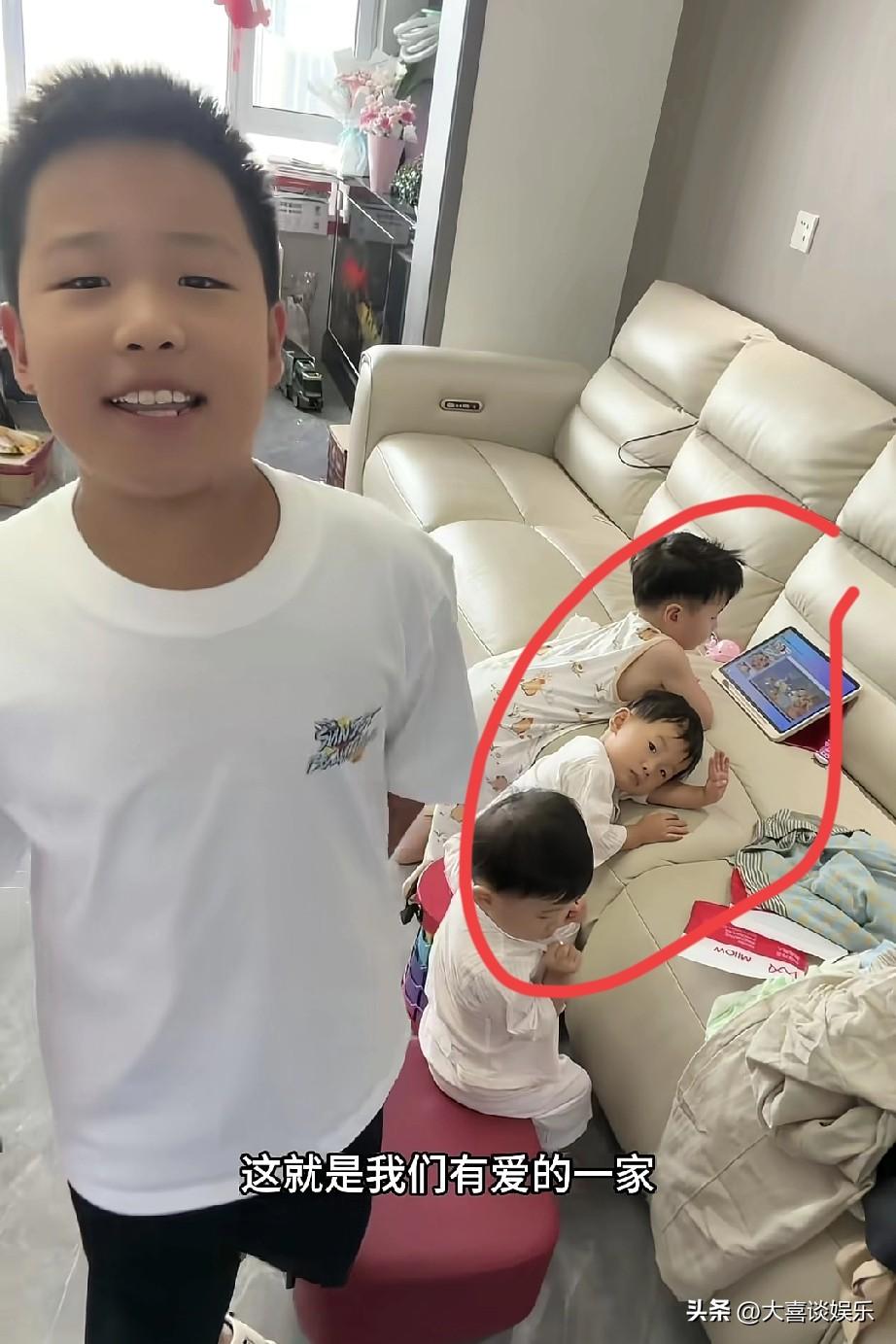 大家看看网红小韩家乱的呀！

5个孩子，沙发上衣服堆成山，3个小宝宝没人带，成天