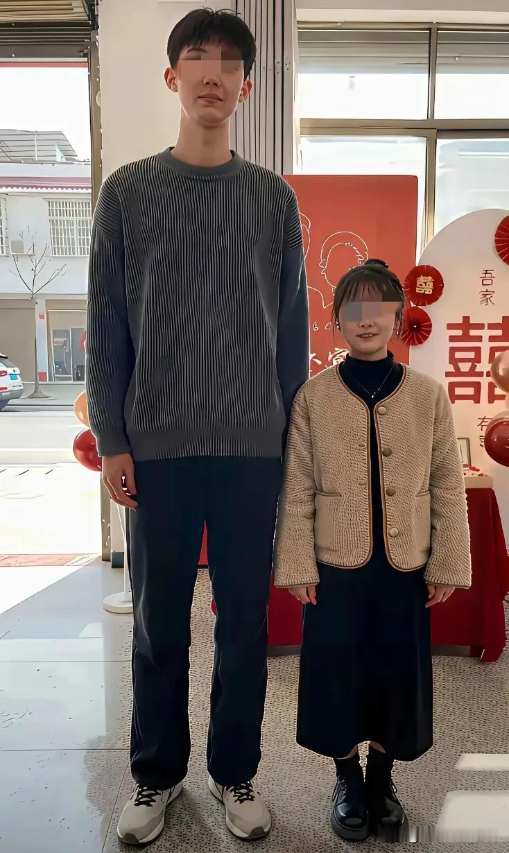 老表定亲了，姨妈心情很糟糕，她说看到儿子对象的时候心里就不舒服。因为儿子在185