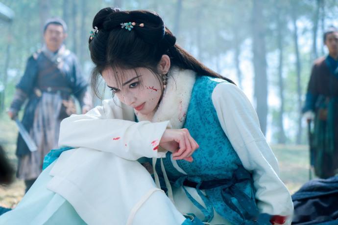 娜扎新剧出场即高光娜扎在《玉茗茶骨》里的表现真的太亮眼了，把荣府大小姐的气场和搞