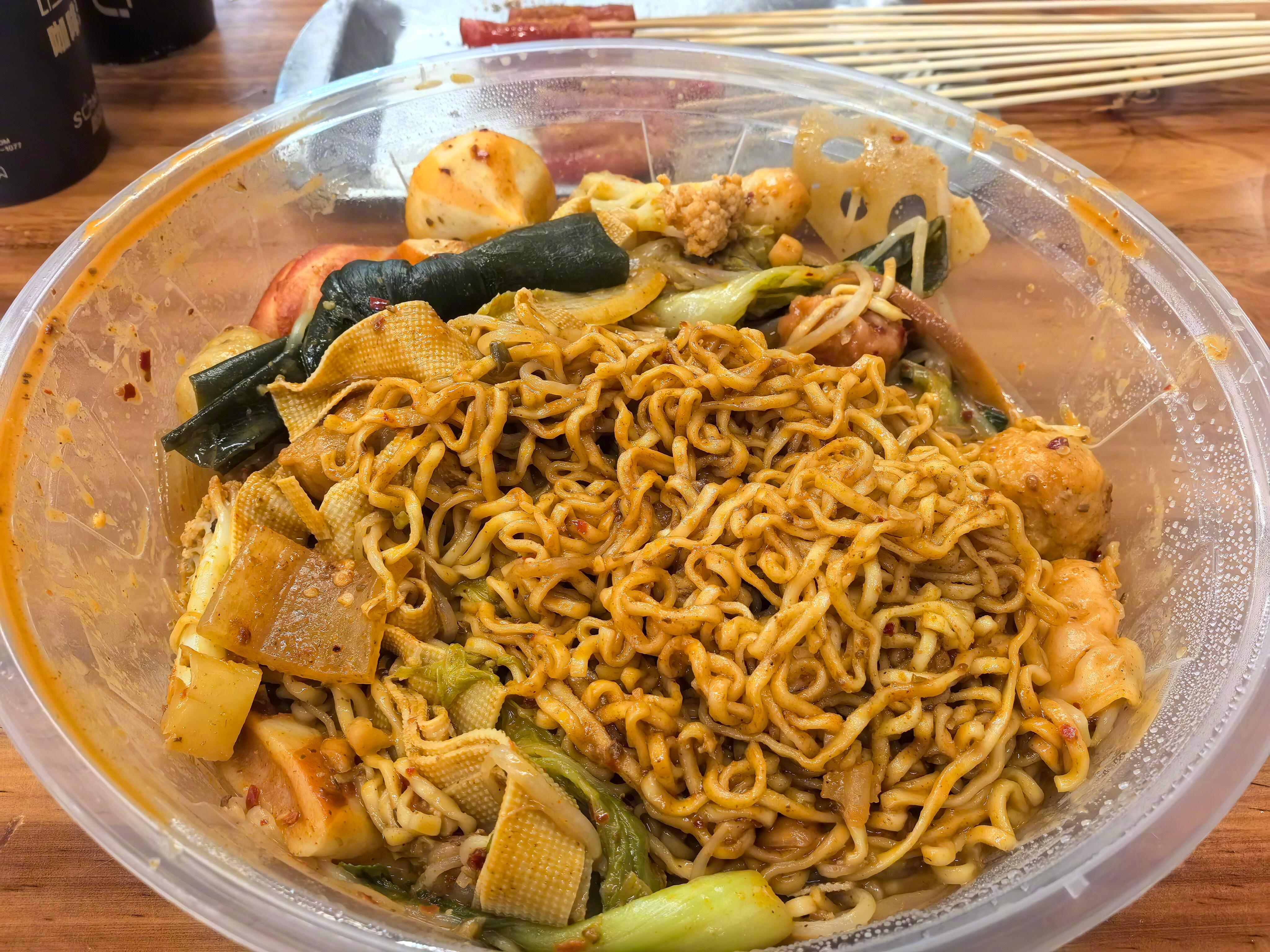 史铁生麻辣拌火到独腿老板想跑路被网友送足球相约踢球，被顾客花式点冰美式催单，火到