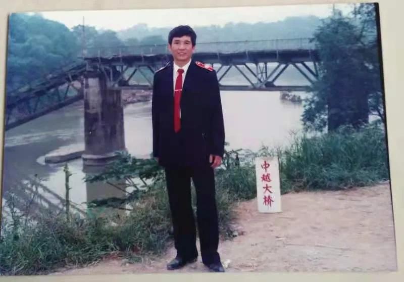 1984年，战士李陶雄中弹牺牲，送葬途中遗体两次从车上跌落，护士郑英察觉异常，决